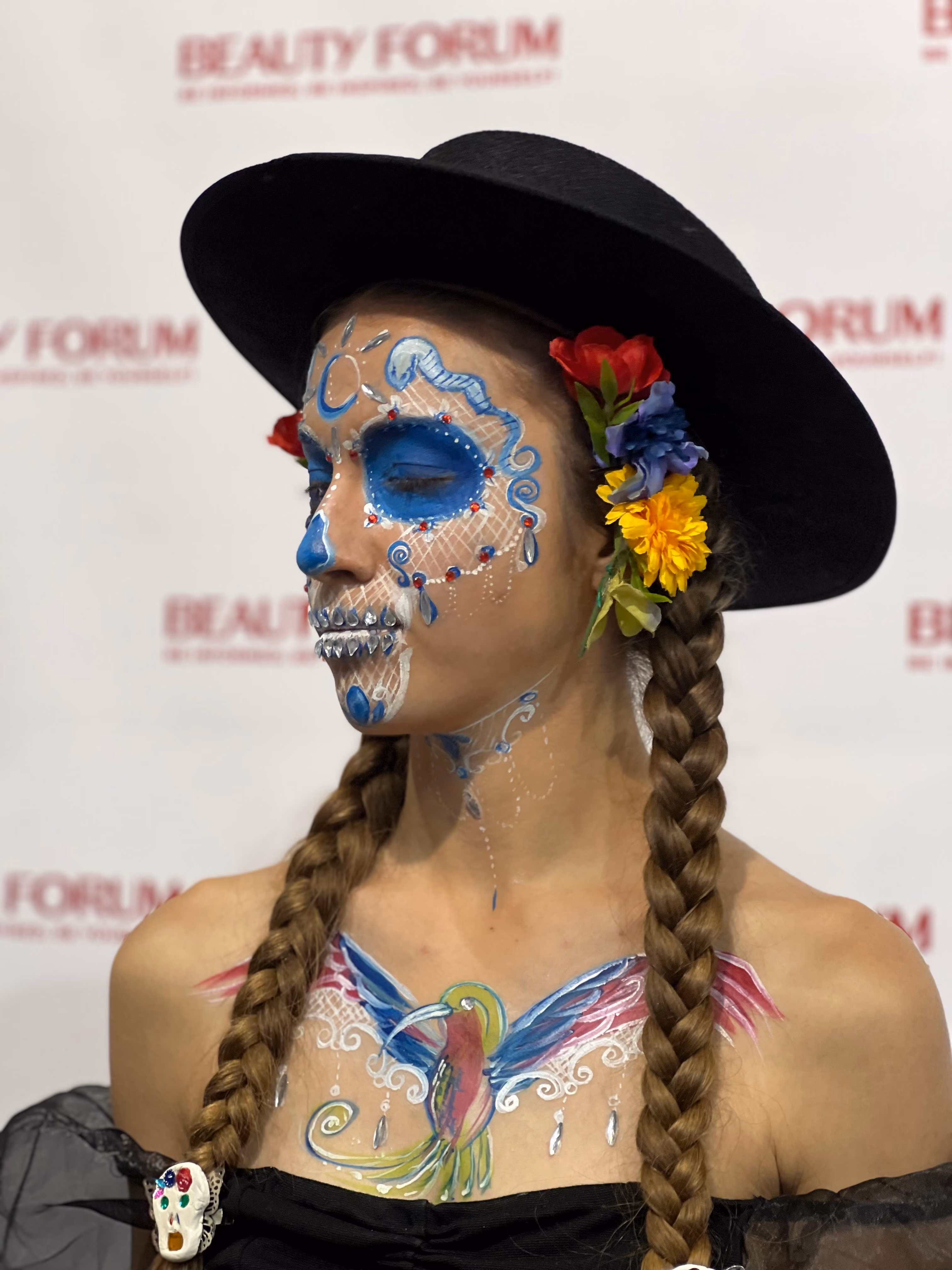 La Catrina z kolibrem – kobieta z makijażem czaszki i kolorowym kolibrem namalowanym na dekolcie, w kapeluszu z kwiatami. - Lubin, Wrocław, Brzeg, Opole, Oława, Legnica - zoptymalizowana wersja do szybkiego ładowania
