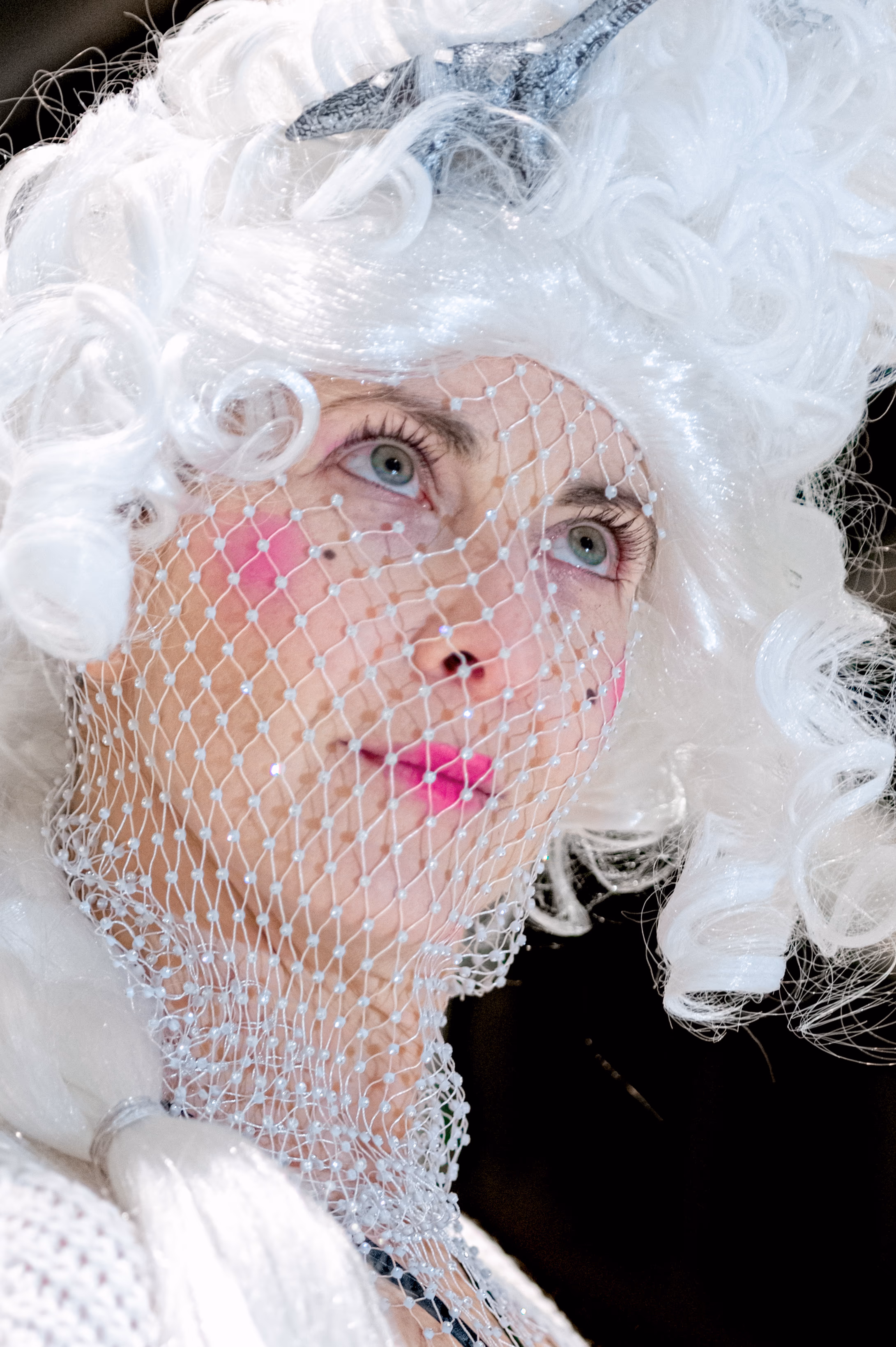 Kobieta w białej, pudrowanej peruce i siateczce na twarzy, z makijażem w stylu rokoko: różowe policzki, usta i sztuczne pieprzyki. - Lubin, Wrocław, Brzeg, Opole, Oława, Legnica - zoptymalizowana wersja do szybkiego ładowania