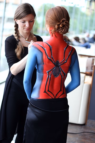 Bodypainting Spiderwoman – widok z tyłu z precyzyjnie namalowaną pająkiem i komiksowymi konturami - Lubin, Wrocław, Brzeg, Opole, Oława, Legnica - zoptymalizowana wersja do szybkiego ładowania