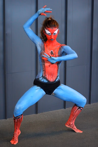Bodypainting inspirowany Spiderwoman – dynamiczna poza z artystycznymi detalami komiksowego stroju - w Lubinie, we Wrocławiu, w Brzegu, w Opolu, w Oławie, w Legnicy - zoptymalizowana wersja do szybkiego ładowania