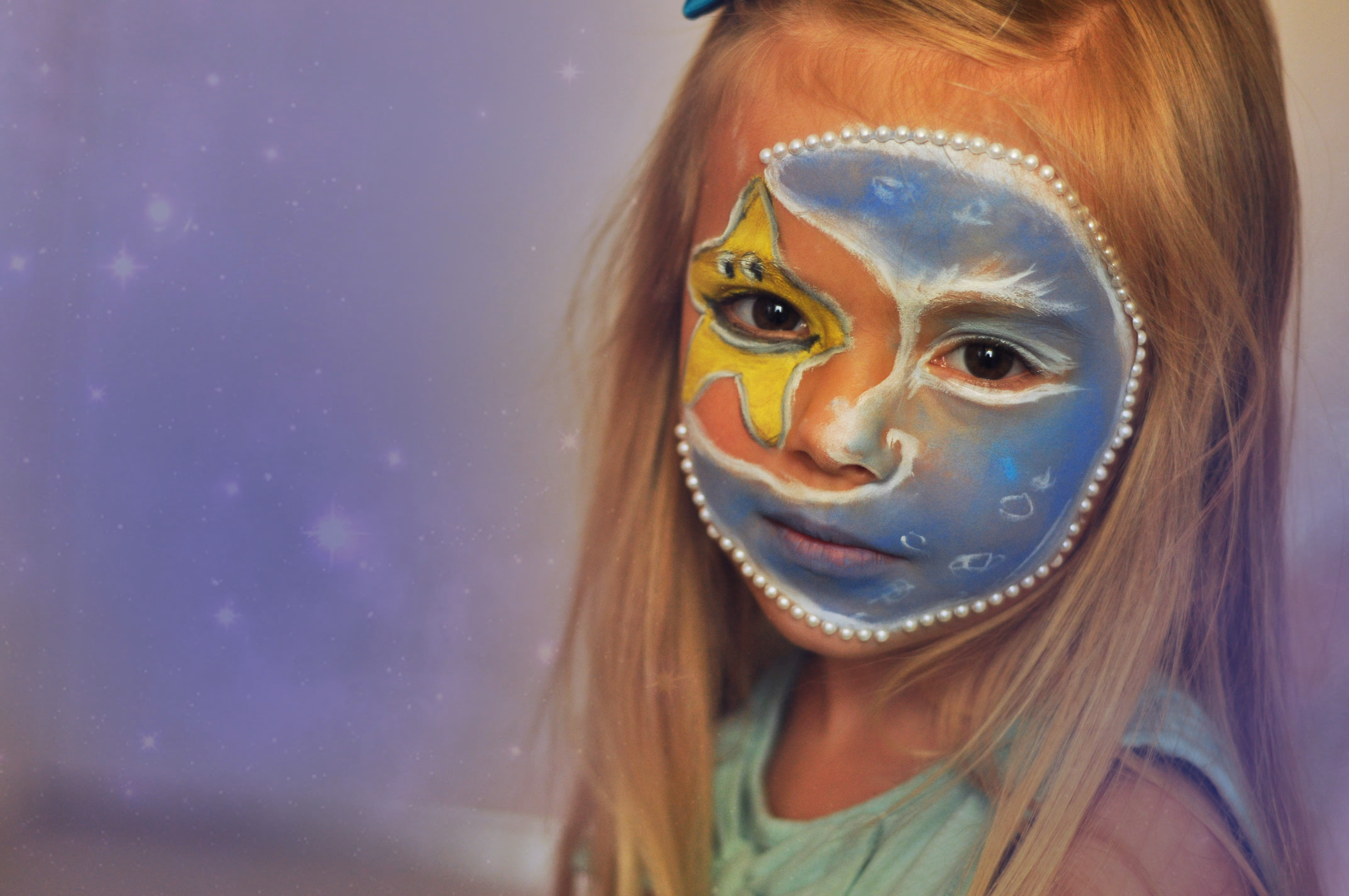 Pomalowana twarz dziewczynki z motywem księżyca i gwiazdy ozdobiona perłami i przypominająca rozgwieżdżone niebo - w Lubinie, we Wrocławiu, w Brzegu, w Opolu, w Oławie, w Legnicy - zoptymalizowana wersja do szybkiego ładowania